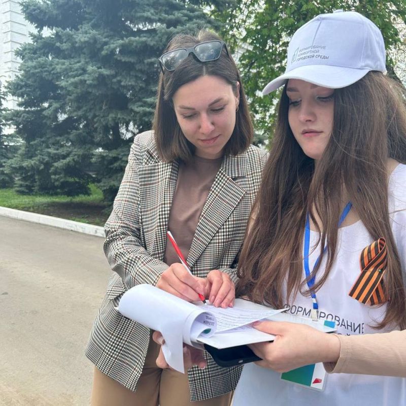 Волонтеры начали работу по сбору голосов за благоустройство территорий городского округа Стаханов Волонтеры начали работу по сбору голосов за благоустройство территорий городского округа Стаханов