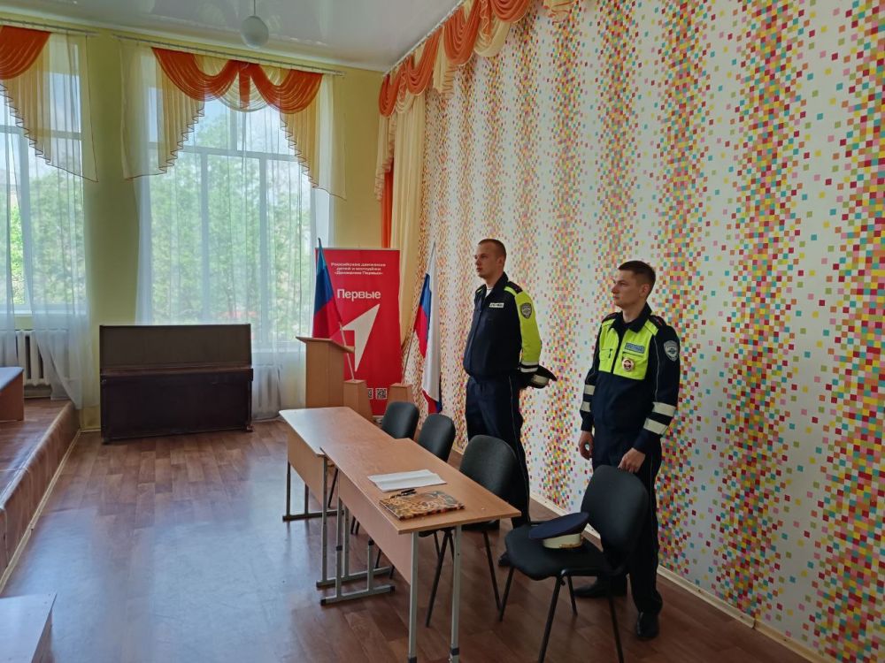 С целью профилактики дорожно-транспортных происшествий, в том числе с участием несовершеннолетних, для учащихся образовательных учреждений города Ровеньки организован цикл встреч с сотрудниками отдела ГИБДД ОМВД России... С целью профилактики дорожно-транспортных происшествий, в том числе с участием несовершеннолетних, для учащихся образовательных учреждений города Ровеньки организован цикл встреч с сотрудниками отдела ГИБДД ОМВД России...