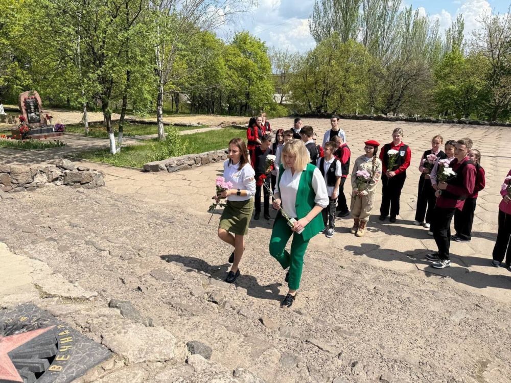 В преддверии празднования 80-летия Победы в ВОв в Брянковской специализированной школе №1 при содействии педагога-организатора Олеси Щербак и советника директора по воспитанию Галины Савчук прошёл урок памяти «Землякам... В преддверии празднования 80-летия Победы в ВОв в Брянковской специализированной школе №1 при содействии педагога-организатора Олеси Щербак и советника директора по воспитанию Галины Савчук прошёл урок памяти «Землякам...