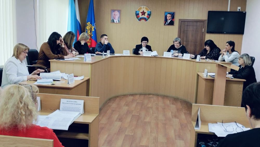 Сегодня в Администрации городского округа город Ровеньки состоялось заседание городской комиссии по делам несовершеннолетних и защите их прав Сегодня в Администрации городского округа город Ровеньки состоялось заседание городской комиссии по делам несовершеннолетних и защите их прав