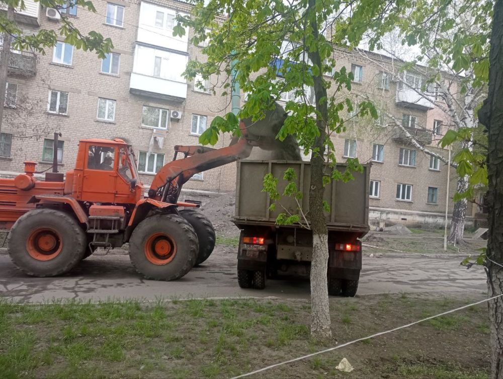 Сегодня на территории нашего муниципального образования в ходе капитального ремонта скатной шиферной кровли многоквартирного дома № 44, ул. Ленина, ведутся подготовительные работы по уборке чердачного помещения от бытового и... Сегодня на территории нашего муниципального образования в ходе капитального ремонта скатной шиферной кровли многоквартирного дома № 44, ул. Ленина, ведутся подготовительные работы по уборке чердачного помещения от бытового и...
