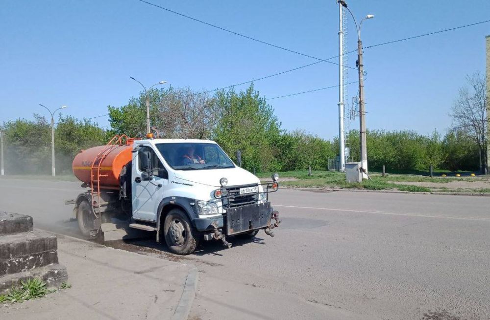 Коммунальные службы проводят работы на территории города Коммунальные службы проводят работы на территории города