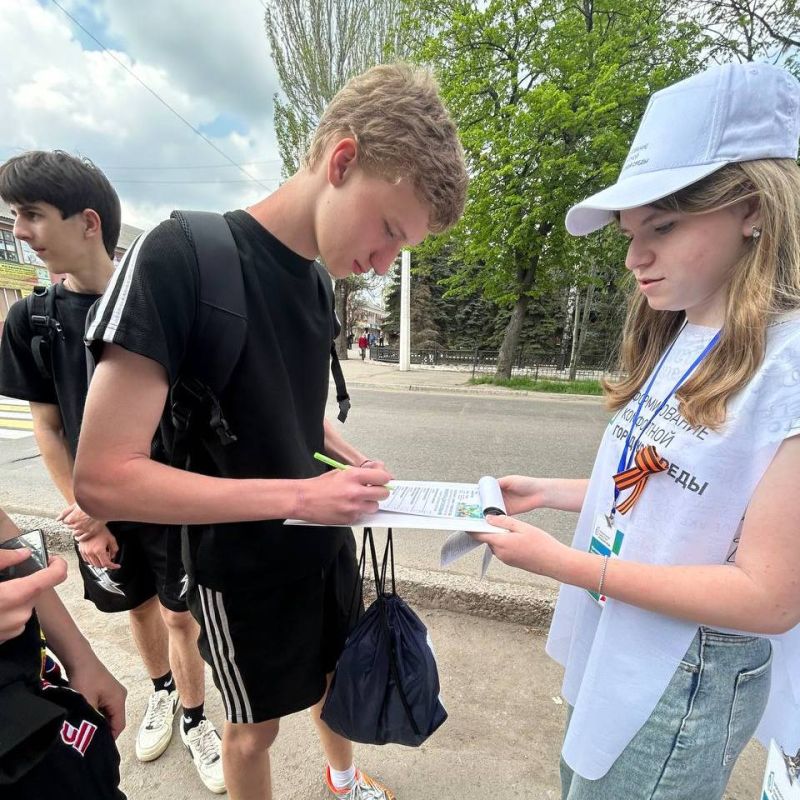 Волонтеры начали работу по сбору голосов за благоустройство территорий городского округа Стаханов Волонтеры начали работу по сбору голосов за благоустройство территорий городского округа Стаханов