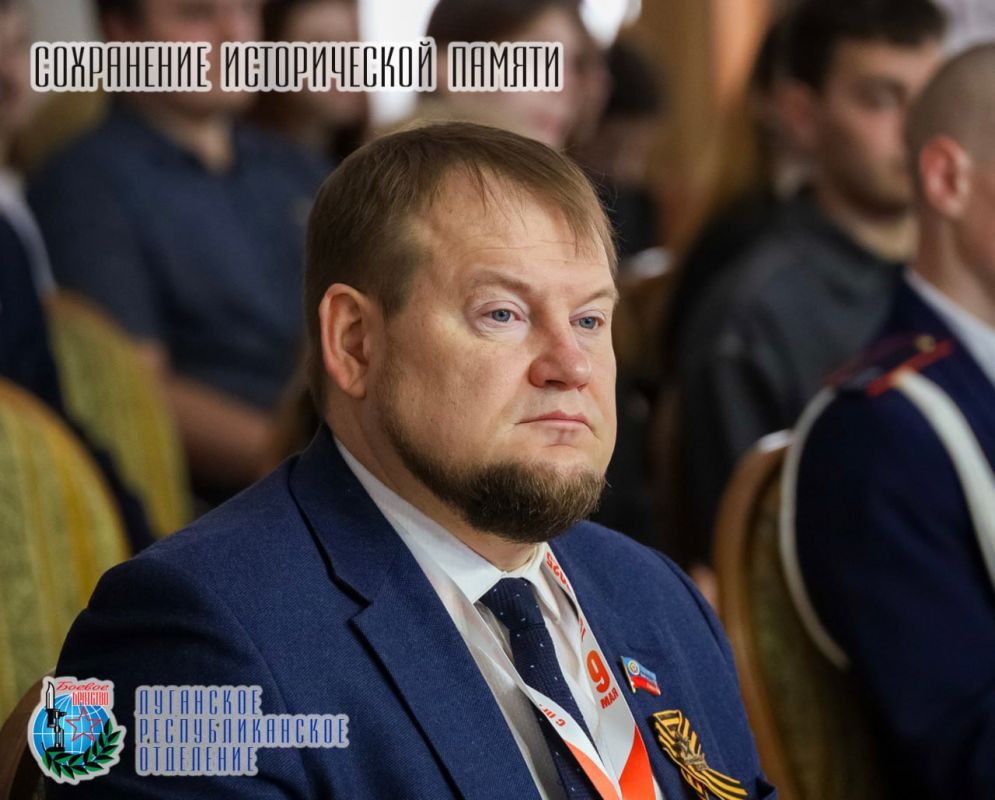 22 апреля Денис Николаевич Мирошниченко Председатель Народного совета Луганской Народной Республики, секретарь регионального отделения партии «Единая Россия», член Совета Луганского республиканского отделения Всероссийской... 22 апреля Денис Николаевич Мирошниченко Председатель Народного совета Луганской Народной Республики, секретарь регионального отделения партии «Единая Россия», член Совета Луганского республиканского отделения Всероссийской...