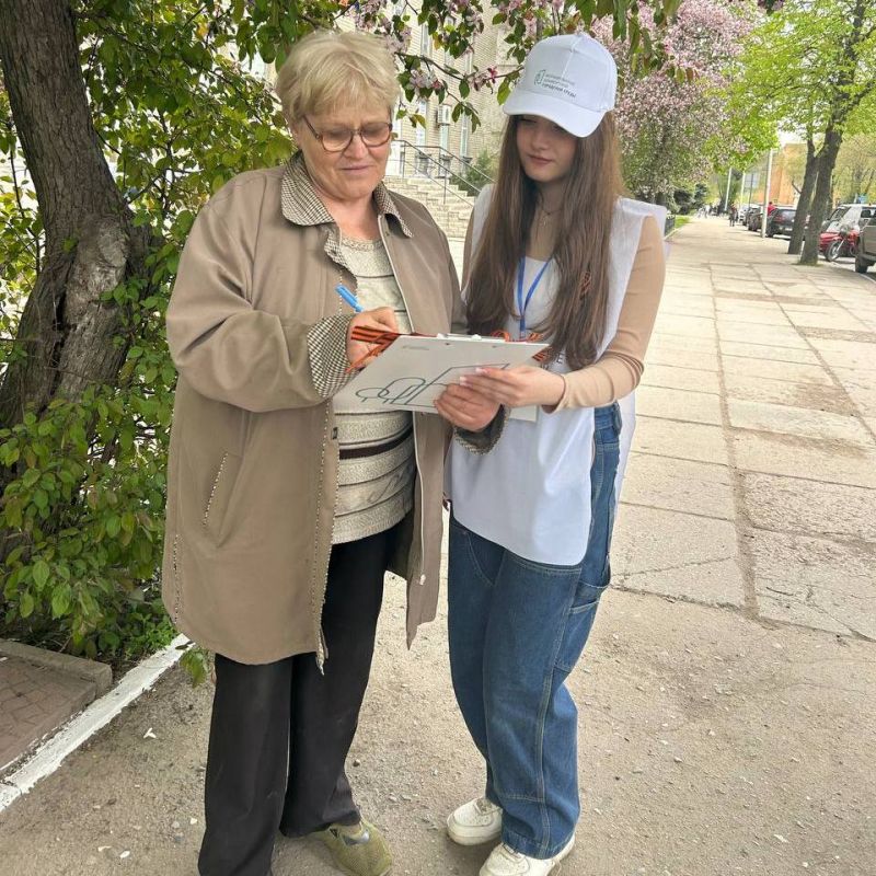 Волонтеры начали работу по сбору голосов за благоустройство территорий городского округа Стаханов Волонтеры начали работу по сбору голосов за благоустройство территорий городского округа Стаханов