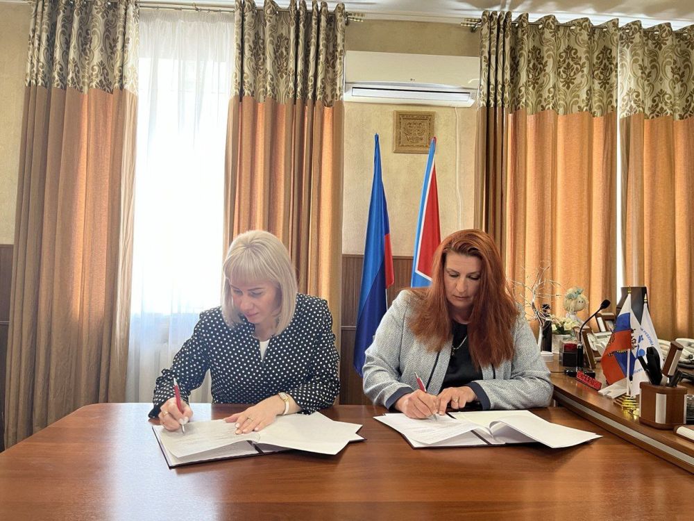Директор Комитета семей воинов Отечества Луганской Народной Республики Юлия Кожевникова подписала соглашение о с уполномоченным по правам ребенка в ЛНР Инной Швенк Директор Комитета семей воинов Отечества Луганской Народной Республики Юлия Кожевникова подписала соглашение о с уполномоченным по правам ребенка в ЛНР Инной Швенк