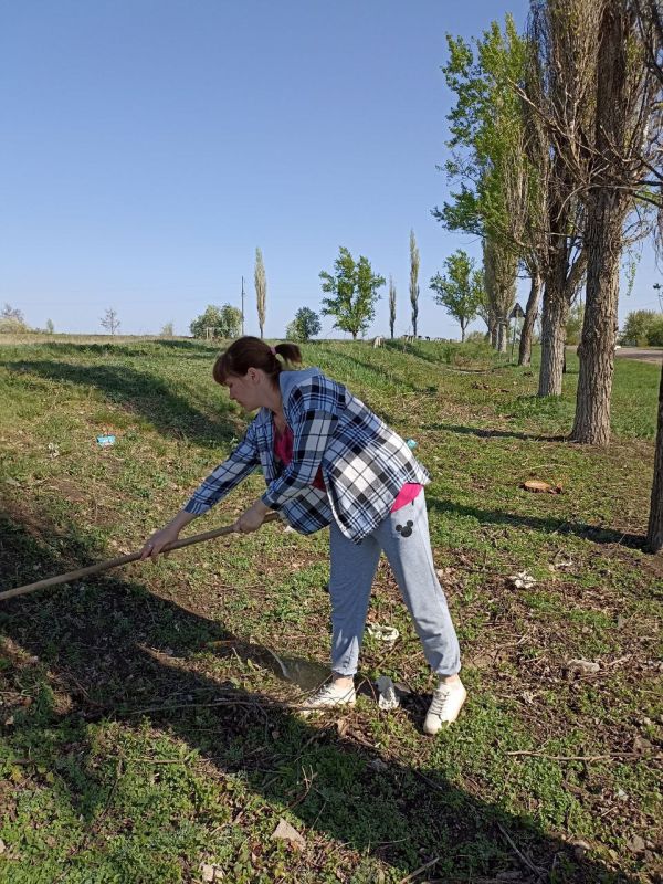 В селе Демьяновка работники отдела обеспечения жизнедеятельности совместно с сотрудниками местной библиотеки провели субботник, направленный на улучшение внешнего облика населенного пункта В селе Демьяновка работники отдела обеспечения жизнедеятельности совместно с сотрудниками местной библиотеки провели субботник, направленный на улучшение внешнего облика населенного пункта