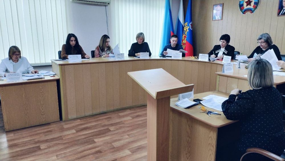 Сегодня в Администрации городского округа город Ровеньки состоялось заседание городской комиссии по делам несовершеннолетних и защите их прав Сегодня в Администрации городского округа город Ровеньки состоялось заседание городской комиссии по делам несовершеннолетних и защите их прав
