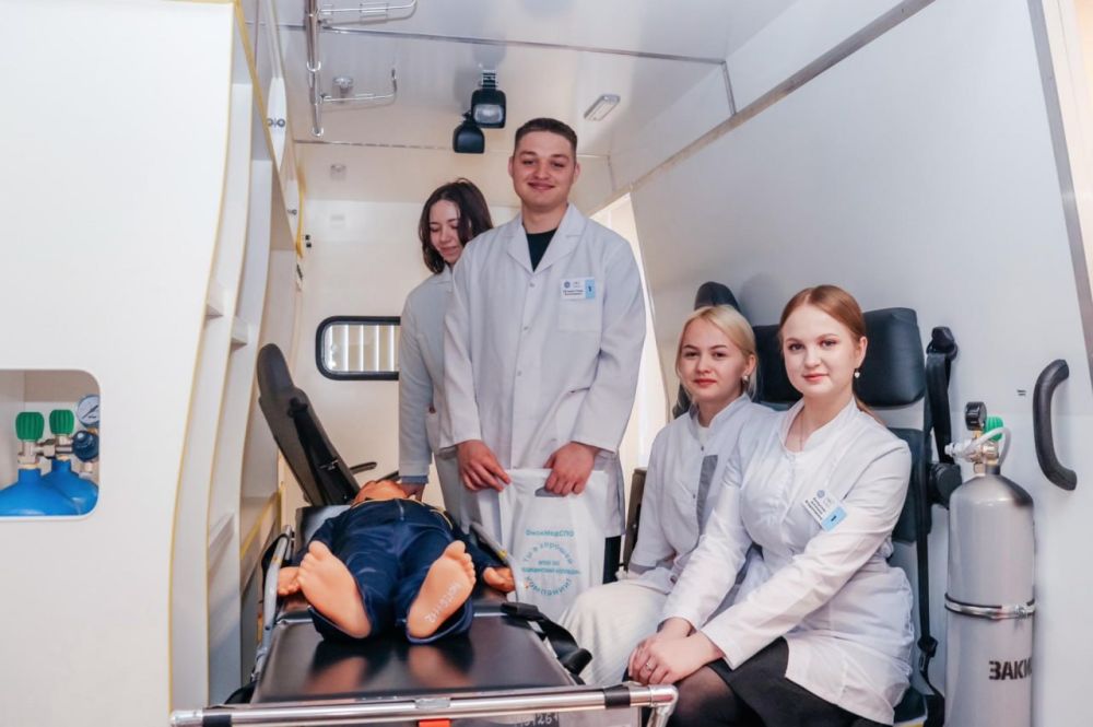 Медицинский колледж Омской области встречает студентов-медиков Стаханова Медицинский колледж Омской области встречает студентов-медиков Стаханова