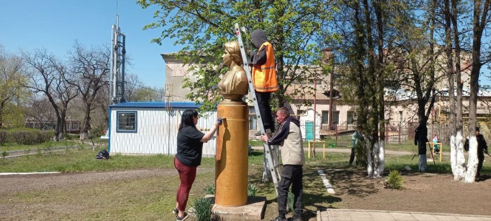 В посёлке Успенка активисты партии «Единая Россия» привели в порядок территорию возле памятника «Братской могилы» В посёлке Успенка активисты партии «Единая Россия» привели в порядок территорию возле памятника «Братской могилы»