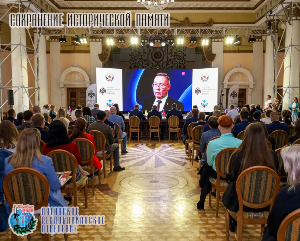 22 апреля Денис Николаевич Мирошниченко Председатель Народного совета Луганской Народной Республики, секретарь регионального отделения партии «Единая Россия», член Совета Луганского республиканского отделения Всероссийской... 22 апреля Денис Николаевич Мирошниченко Председатель Народного совета Луганской Народной Республики, секретарь регионального отделения партии «Единая Россия», член Совета Луганского республиканского отделения Всероссийской...