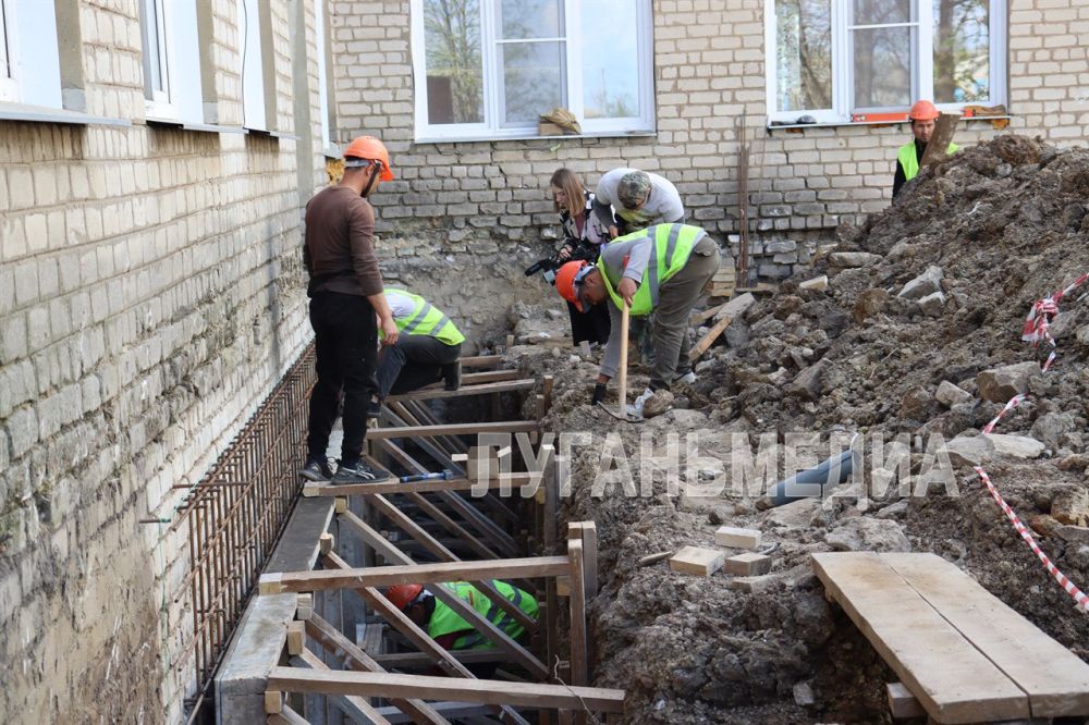 В Бирюковской средней школе имени Героя Социалистического Труда Петра Гончарова, что находится в Свердловском муниципальном округе, идет капитальный ремонт В Бирюковской средней школе имени Героя Социалистического Труда Петра Гончарова, что находится в Свердловском муниципальном округе, идет капитальный ремонт