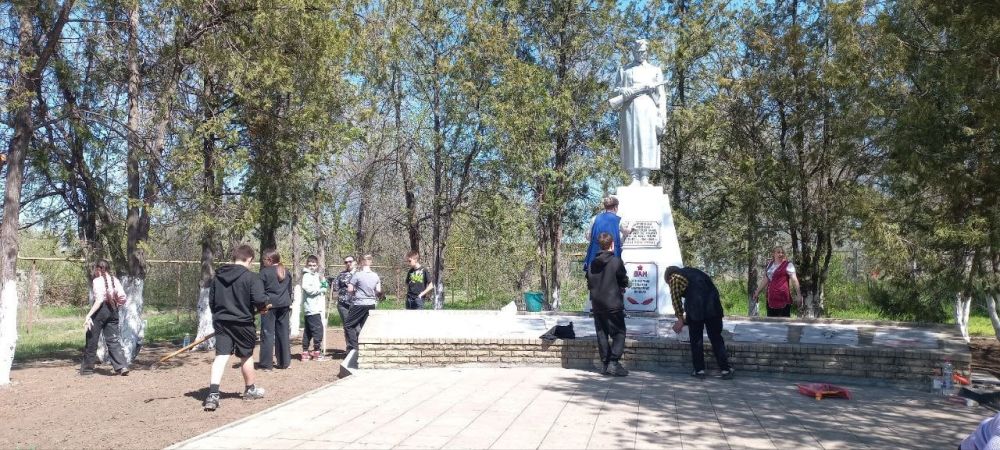 В посёлке Успенка активисты партии «Единая Россия» привели в порядок территорию возле памятника «Братской могилы» В посёлке Успенка активисты партии «Единая Россия» привели в порядок территорию возле памятника «Братской могилы»