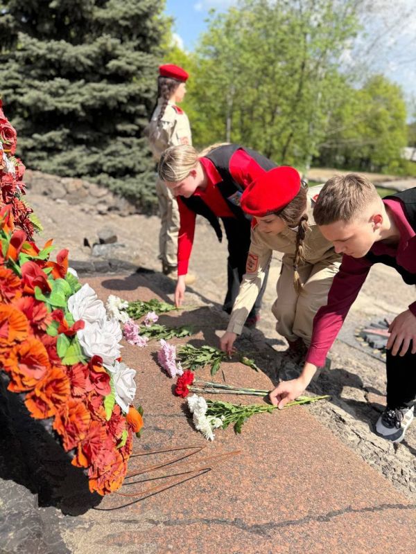В преддверии празднования 80-летия Победы в ВОв в Брянковской специализированной школе №1 при содействии педагога-организатора Олеси Щербак и советника директора по воспитанию Галины Савчук прошёл урок памяти «Землякам... В преддверии празднования 80-летия Победы в ВОв в Брянковской специализированной школе №1 при содействии педагога-организатора Олеси Щербак и советника директора по воспитанию Галины Савчук прошёл урок памяти «Землякам...