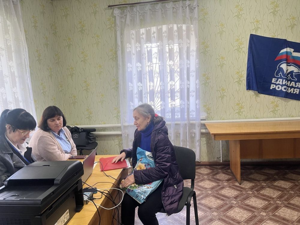 Жители пгт. Софиевский подали свои заявления на регистрацию недвижимости в рамках работы мобильного офиса МФЦ ЛНР Жители пгт. Софиевский подали свои заявления на регистрацию недвижимости в рамках работы мобильного офиса МФЦ ЛНР