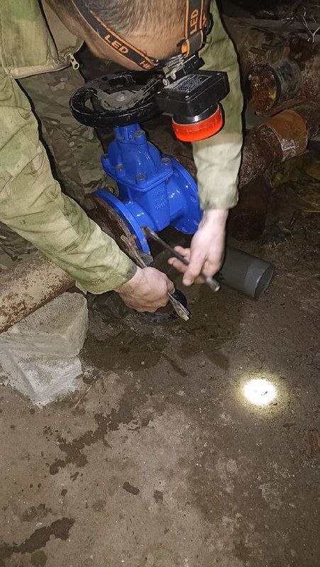Коммунальные будни. МУП "РЖКП" города Ровеньки ведет работы по очистке бордюрного камня на участках придомовых территорий с асфальтовым покрытием, с последующей побелкой бордюрного камня известковыми растворами Коммунальные будни. МУП "РЖКП" города Ровеньки ведет работы по очистке бордюрного камня на участках придомовых территорий с асфальтовым покрытием, с последующей побелкой бордюрного камня известковыми растворами