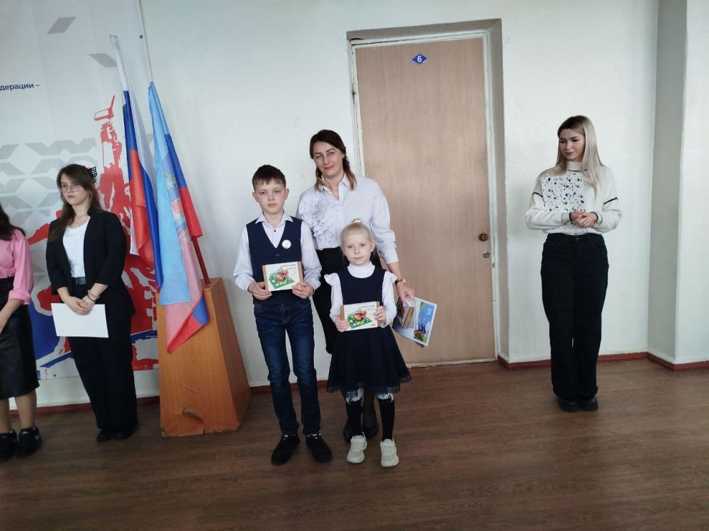 Школьники Стаханова - участники конкурса детского рисунка получили призы из Омска Школьники Стаханова - участники конкурса детского рисунка получили призы из Омска
