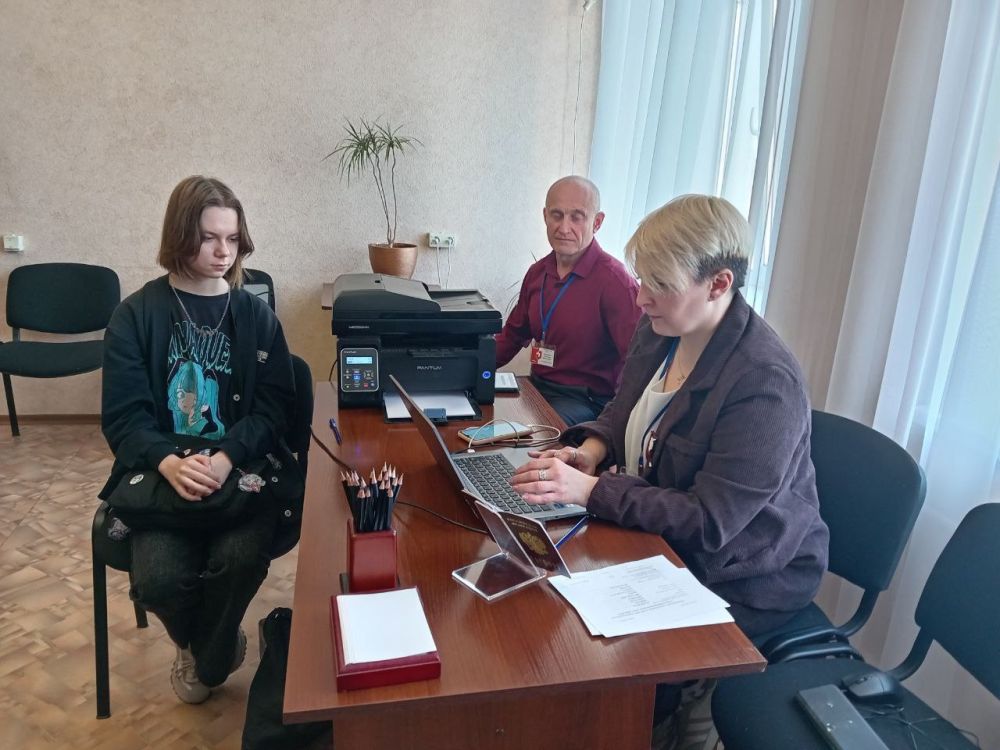 Представители отделения МФЦ г. Брянки зарегистрировали студентов колледжа на Госуслугах в рамках подписанных соглашений между учреждениями Представители отделения МФЦ г. Брянки зарегистрировали студентов колледжа на Госуслугах в рамках подписанных соглашений между учреждениями