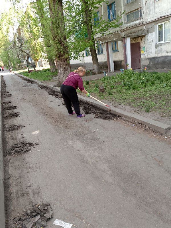 Коммунальные будни. МУП "РЖКП" города Ровеньки ведет работы по очистке бордюрного камня на участках придомовых территорий с асфальтовым покрытием, с последующей побелкой бордюрного камня известковыми растворами Коммунальные будни. МУП "РЖКП" города Ровеньки ведет работы по очистке бордюрного камня на участках придомовых территорий с асфальтовым покрытием, с последующей побелкой бордюрного камня известковыми растворами