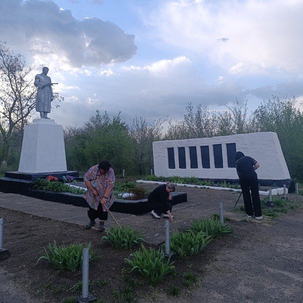 В поселке Урало-Кавказ привели в порядок Братскую могилу советских воинов В поселке Урало-Кавказ привели в порядок Братскую могилу советских воинов