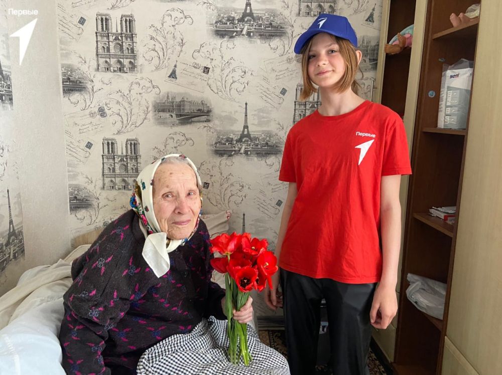 С заботой о ветеранах. Активисты Движения Первых совместно с сотрудниками Росгвардии навестили ветерана Великой Отечественной войны Анну Савельевну Чеузову С заботой о ветеранах. Активисты Движения Первых совместно с сотрудниками Росгвардии навестили ветерана Великой Отечественной войны Анну Савельевну Чеузову