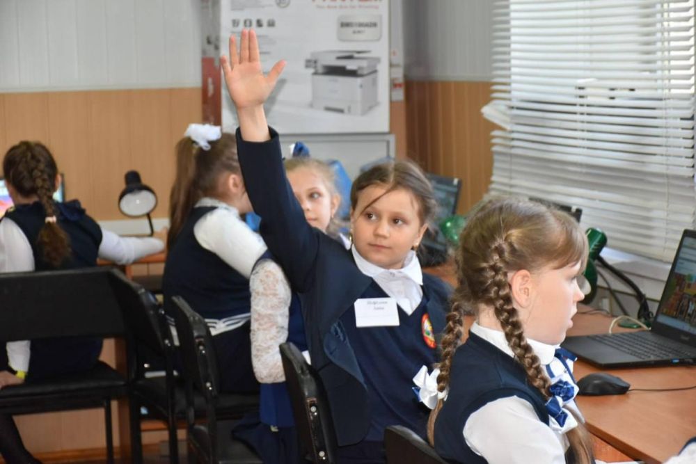 В Лутугинской средней школе № 1, при поддержке «Единого программного центра», состоялся очередной «Урок цифры» В Лутугинской средней школе № 1, при поддержке «Единого программного центра», состоялся очередной «Урок цифры»