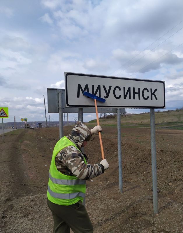Очистка дорожных знаков на дорогах республики продолжается Очистка дорожных знаков на дорогах республики продолжается