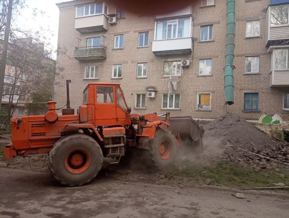 Андрей Рубанцов: Сегодня на территории нашего муниципального образования в ходе капитального ремонта скатной шиферной кровли многоквартирного дома № 44, ул. Ленина, ведутся подготовительные работы по уборке чердачного... Андрей Рубанцов: Сегодня на территории нашего муниципального образования в ходе капитального ремонта скатной шиферной кровли многоквартирного дома № 44, ул. Ленина, ведутся подготовительные работы по уборке чердачного...