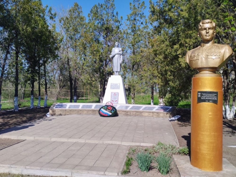 В посёлке Успенка активисты партии «Единая Россия» привели в порядок территорию возле памятника «Братской могилы» В посёлке Успенка активисты партии «Единая Россия» привели в порядок территорию возле памятника «Братской могилы»