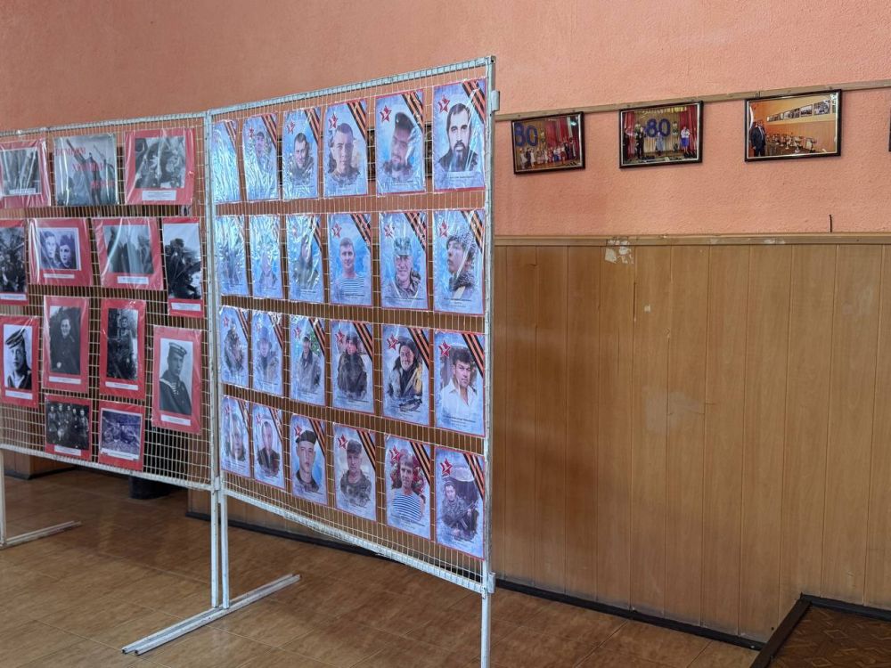 Сотрудники Центра досуга «Дзержинец» в Доме культуры им. Ленина организовали и представили передвижную фотовыставка «Защитником быть – Родине служить!», посвященная подвигу ровенчан – участников боевых действий и... Сотрудники Центра досуга «Дзержинец» в Доме культуры им. Ленина организовали и представили передвижную фотовыставка «Защитником быть – Родине служить!», посвященная подвигу ровенчан – участников боевых действий и...