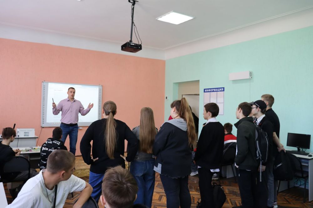 Стахановский колледж им. К.Г. Петрова открывает двери Стахановский колледж им. К.Г. Петрова открывает двери