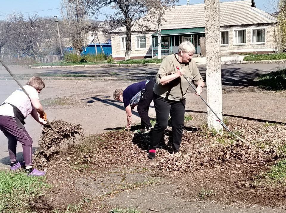 Продолжаются работы по наведению порядка и в п.Краснолучском Продолжаются работы по наведению порядка и в п.Краснолучском