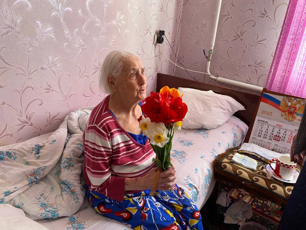 Антрацитовские единороссы посетили ветерана Великой Отечественной войны Зинькову Феклу Николаевну Антрацитовские единороссы посетили ветерана Великой Отечественной войны Зинькову Феклу Николаевну