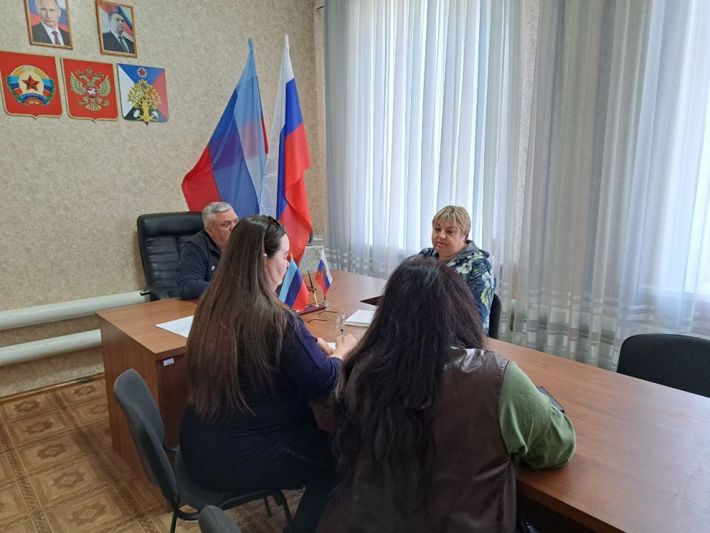 Начальник отдела жизнеобеспечения пгт Новодарьевка Администрации городского округа город Ровеньки Дрозд Александр Михайлович провел очередное рабочее совещание с руководителями образовательных и культурных учреждений... Начальник отдела жизнеобеспечения пгт Новодарьевка Администрации городского округа город Ровеньки Дрозд Александр Михайлович провел очередное рабочее совещание с руководителями образовательных и культурных учреждений...