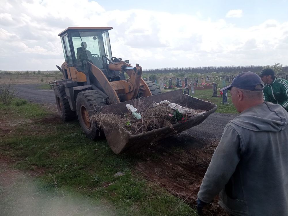 В Ровеньках продолжаются работы по уборке территорий городского и поселковых кладбищ В Ровеньках продолжаются работы по уборке территорий городского и поселковых кладбищ