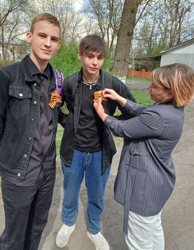 Андрей Рубанцов: Работники учреждений культуры города Ровеньки присоединились к Всероссийской акции «Георгиевская ленточка» Андрей Рубанцов: Работники учреждений культуры города Ровеньки присоединились к Всероссийской акции «Георгиевская ленточка»