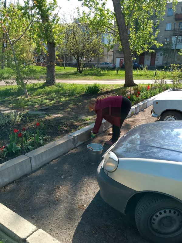 Коммунальные будни. Работники муниципальное унитарное предприятие "Ровеньковское жилищно-коммунальное предприятие" города Ровеньки выполнили работы по окраске масляными составами стен подъездов № № 1, 2, многоквартирного... Коммунальные будни. Работники муниципальное унитарное предприятие "Ровеньковское жилищно-коммунальное предприятие" города Ровеньки выполнили работы по окраске масляными составами стен подъездов № № 1, 2, многоквартирного...