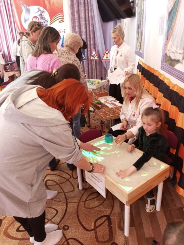 В Ровеньковском детском саду «Ладушки» прошла презентация для родительской общественности методической литературы, игрового дидактического материала и оборудования, которое поставлено по линии Министерства образования и... В Ровеньковском детском саду «Ладушки» прошла презентация для родительской общественности методической литературы, игрового дидактического материала и оборудования, которое поставлено по линии Министерства образования и...