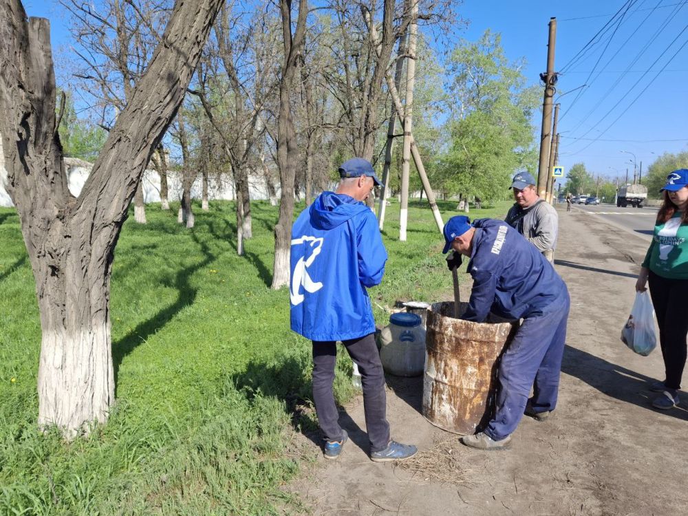 Активисты партии "ЕДИНАЯ РОССИЯ" из "Краснодонского погрузочно - транспортного управления",совместно с депутатом Совета Краснодонского муниципального округа Юрием Алисовым продолжают уборку территории в центре Города Активисты партии "ЕДИНАЯ РОССИЯ" из "Краснодонского погрузочно - транспортного управления",совместно с депутатом Совета Краснодонского муниципального округа Юрием Алисовым продолжают уборку территории в центре Города