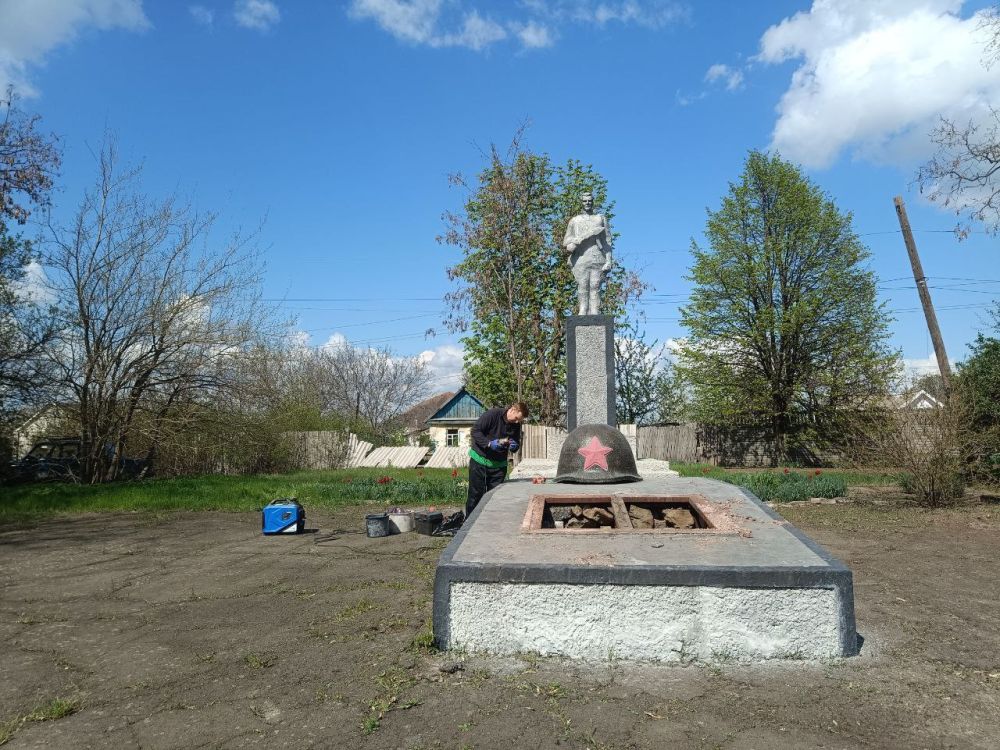 В рамках подготовки к празднованию 80-летия Великой Победы работники подрядной организации приступили к ремонтным работам Братской могилы советских воинов, погибших в годы Великой Отечественной войны, расположенной в пгт В рамках подготовки к празднованию 80-летия Великой Победы работники подрядной организации приступили к ремонтным работам Братской могилы советских воинов, погибших в годы Великой Отечественной войны, расположенной в пгт