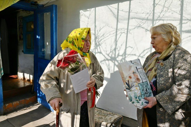 В Свердловском муниципальном округе отметили 90-летний юбилей Нины Ивановны Кузнецовой В Свердловском муниципальном округе отметили 90-летний юбилей Нины Ивановны Кузнецовой