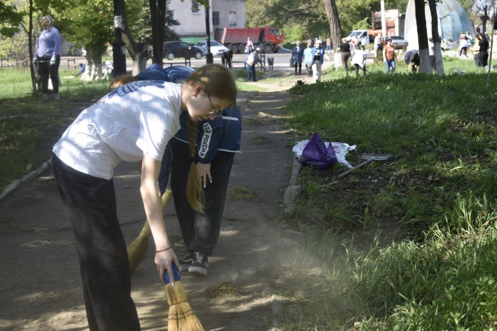 24 апреля Брянка единым трудовым фронтом вышла на общегородской субботник 24 апреля Брянка единым трудовым фронтом вышла на общегородской субботник