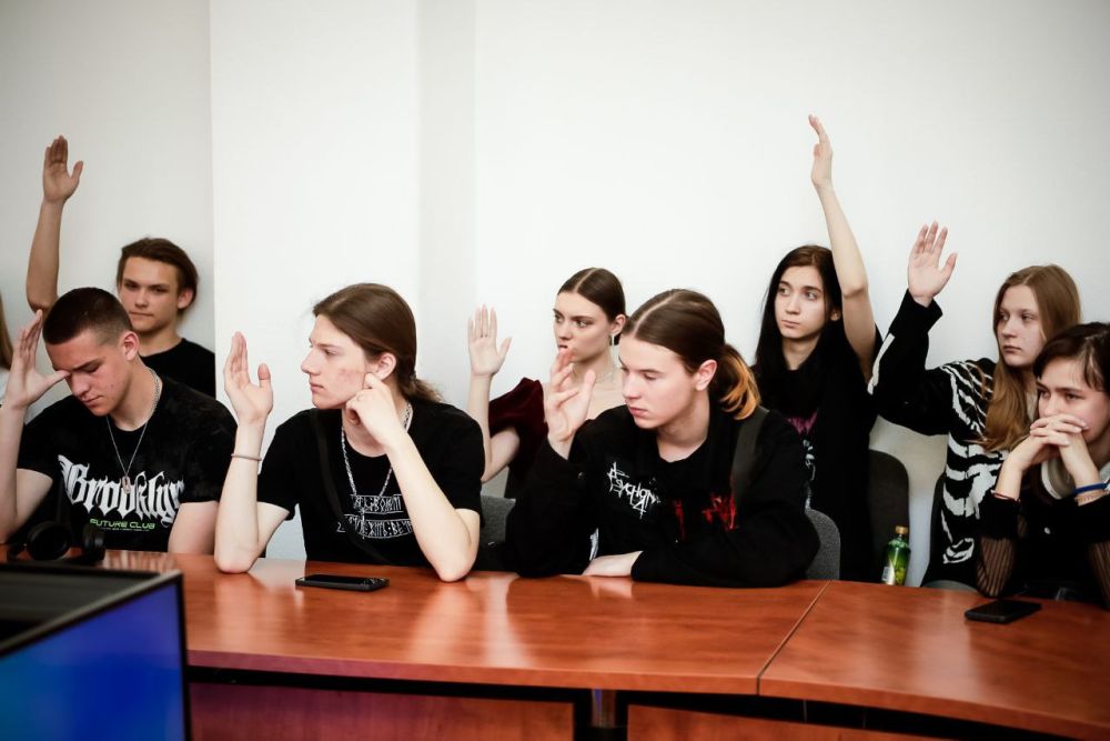 Молодая Гвардия открыла местное отделение в Луганской государственной академии культуры и искусств им. М. Матусовского Молодая Гвардия открыла местное отделение в Луганской государственной академии культуры и искусств им. М. Матусовского