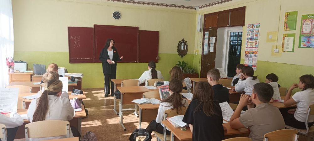 Сотрудники отдела культуры, спорта и молодёжной политики провели беседы с учащимися 6 классов Ровеньковской школы № 6 на темы: «Поведение человека как образ жизни» и «Думай до, а не после» Сотрудники отдела культуры, спорта и молодёжной политики провели беседы с учащимися 6 классов Ровеньковской школы № 6 на темы: «Поведение человека как образ жизни» и «Думай до, а не после»