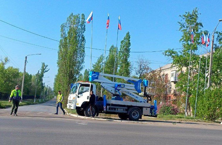 Сотрудники МУП «ДЭП города Рубежное» в преддверии майских праздников провели мероприятие по замене государственных флагов Сотрудники МУП «ДЭП города Рубежное» в преддверии майских праздников провели мероприятие по замене государственных флагов