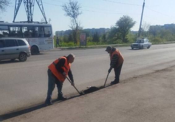 Коммунальные службы проводят работы на территории города Коммунальные службы проводят работы на территории города