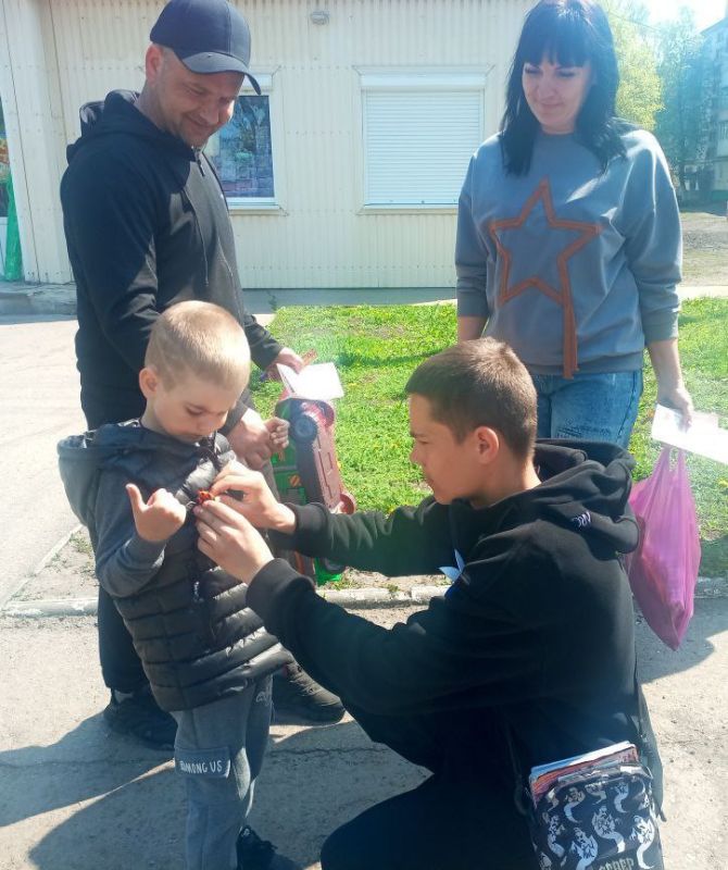 Сегодня в Ровеньковском колледже состоялась Всероссийская акция, посвящённая Дню Победы, под названием «Георгиевская лента» Сегодня в Ровеньковском колледже состоялась Всероссийская акция, посвящённая Дню Победы, под названием «Георгиевская лента»