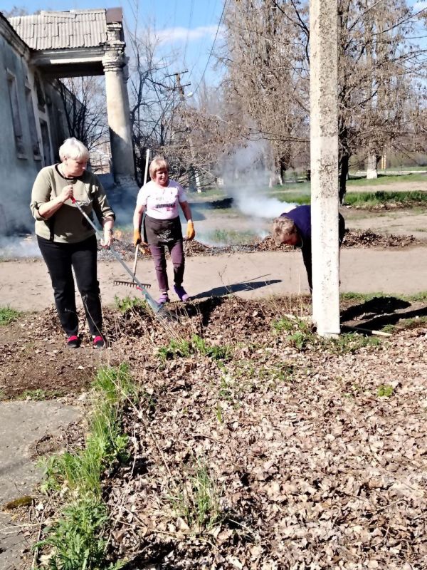 Продолжаются работы по наведению порядка и в п.Краснолучском Продолжаются работы по наведению порядка и в п.Краснолучском