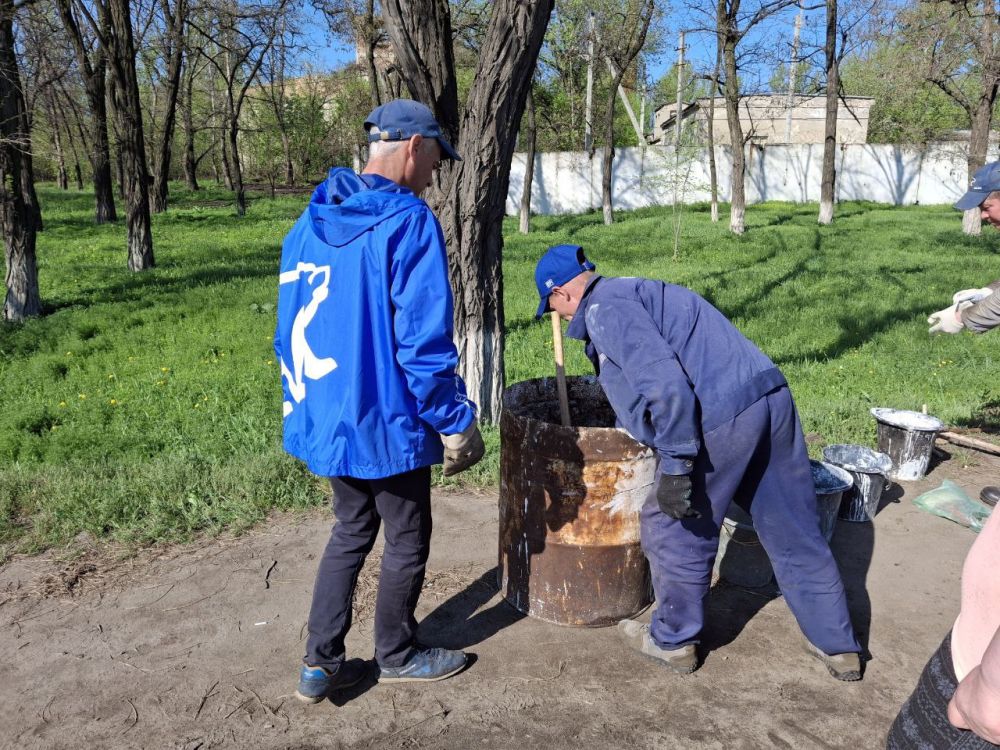 Активисты партии "ЕДИНАЯ РОССИЯ" из "Краснодонского погрузочно - транспортного управления",совместно с депутатом Совета Краснодонского муниципального округа Юрием Алисовым продолжают уборку территории в центре Города Активисты партии "ЕДИНАЯ РОССИЯ" из "Краснодонского погрузочно - транспортного управления",совместно с депутатом Совета Краснодонского муниципального округа Юрием Алисовым продолжают уборку территории в центре Города