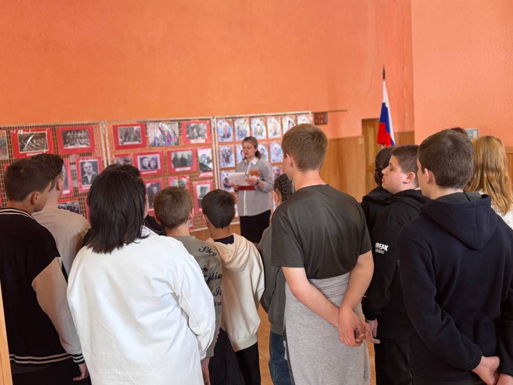 Сотрудники Центра досуга «Дзержинец» в Доме культуры им. Ленина организовали и представили передвижную фотовыставка «Защитником быть – Родине служить!», посвященная подвигу ровенчан – участников боевых действий и... Сотрудники Центра досуга «Дзержинец» в Доме культуры им. Ленина организовали и представили передвижную фотовыставка «Защитником быть – Родине служить!», посвященная подвигу ровенчан – участников боевых действий и...